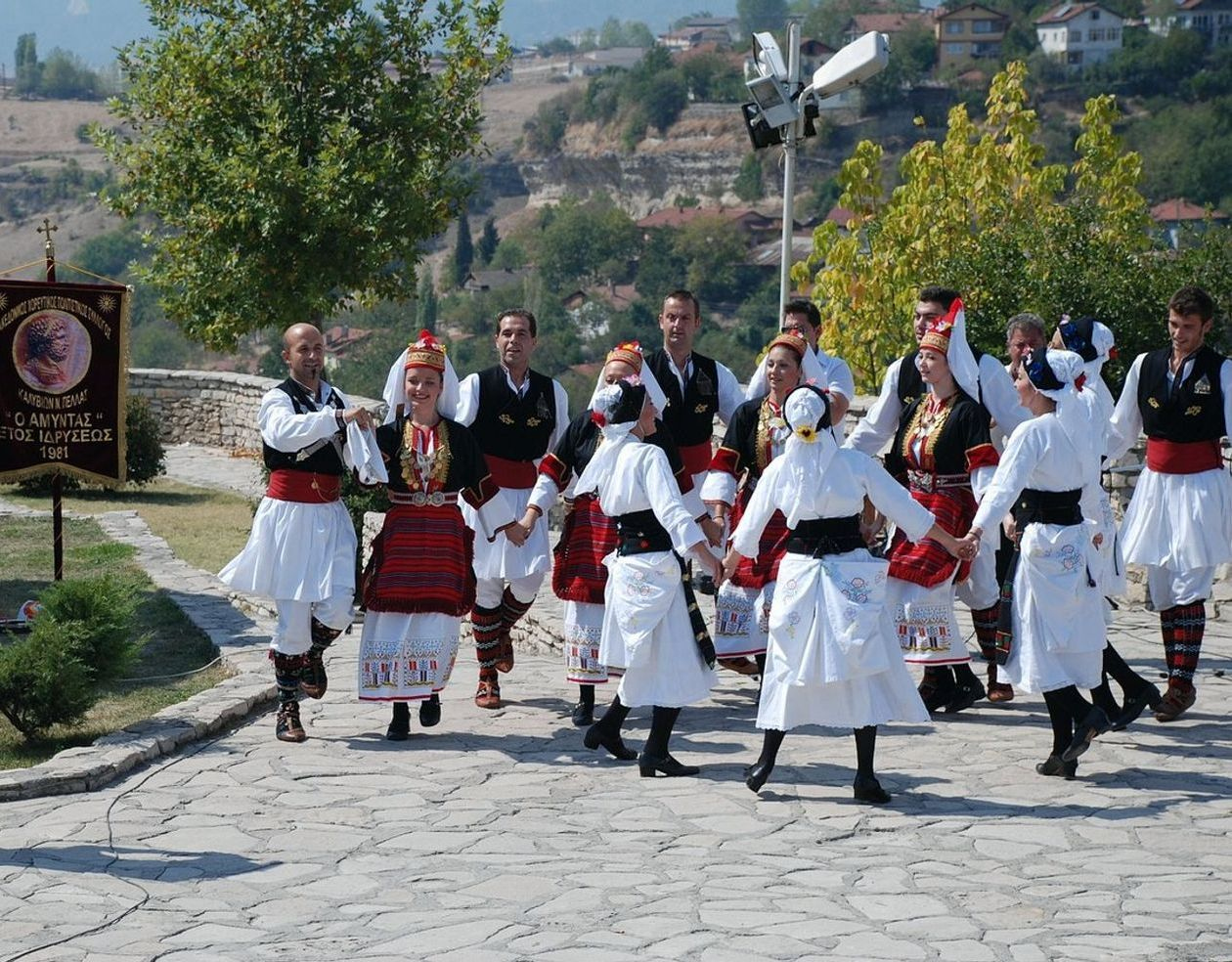 Pencere kenarında eski bir efsane kitabını okuyan bir yazar